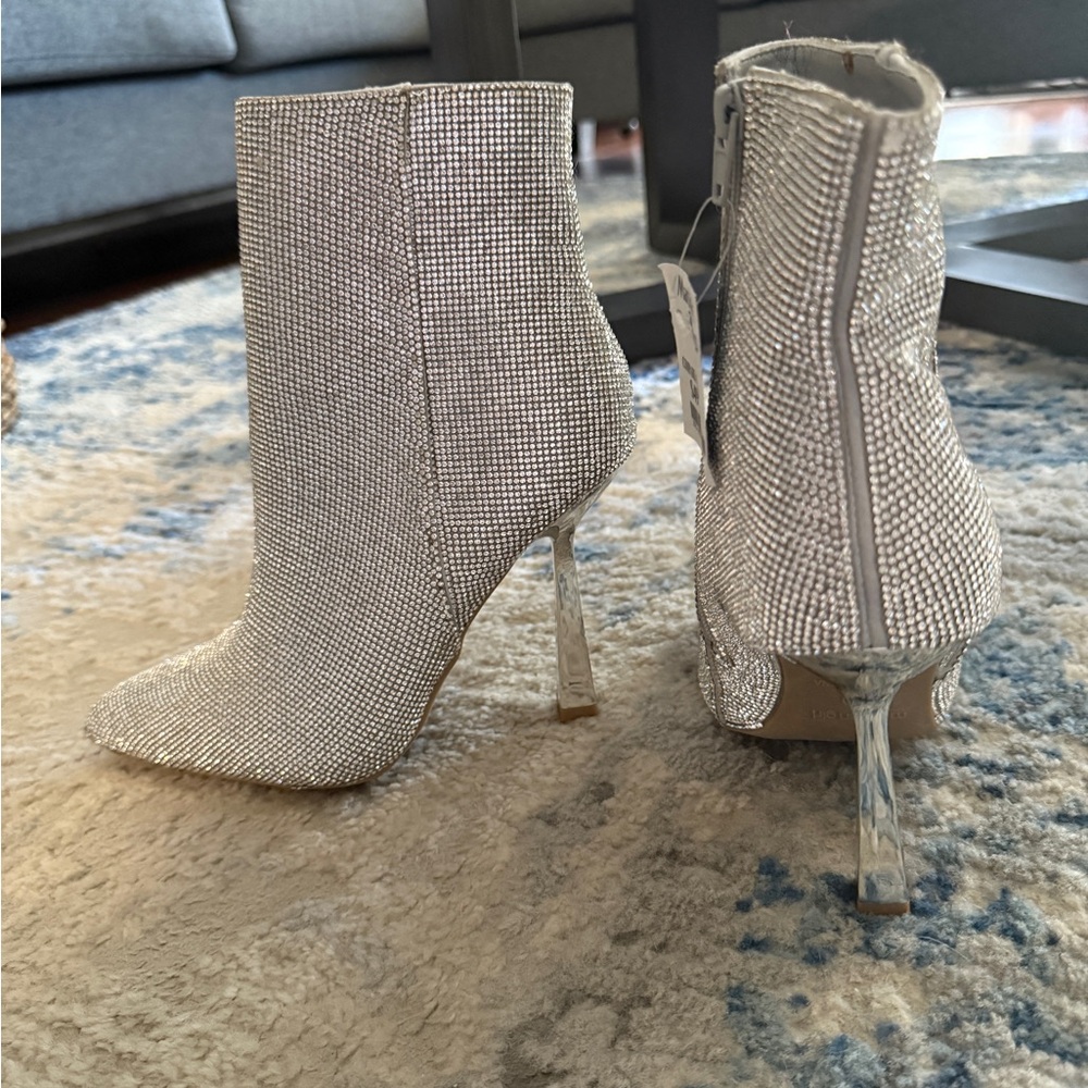 Steve Madden Shimmering Silver Ankle Booties 7.5 Awesome for the Holidays